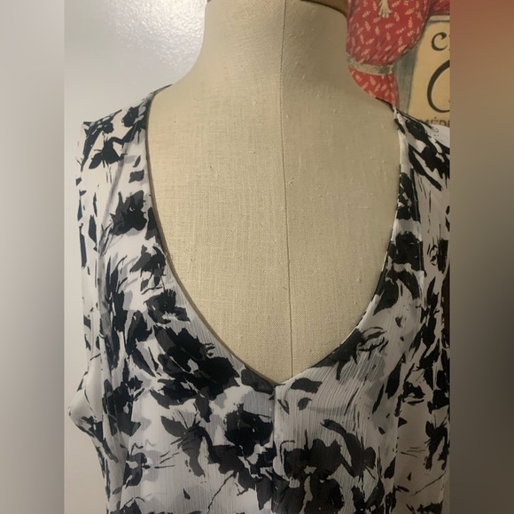 Simply Vera Vera Wang Black and White Floral Sleeveless Blouse - Picture 9 of 11